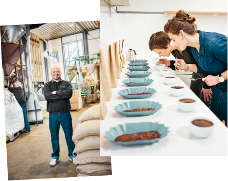 Bild links: Mit viel Geduld und Fingerspitzengefühl wählen unsere Röstmeister den optimalen Röstgrad für jede Kaffeesorte. Bild rechts: Mit täglichen Qualitätskontrollen und Musterlieferungen neuer Plantagen sind wir immer auf der Suche nach der besten Qualität für unsere Kunden.
